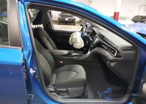 2020 Toyota Camry Le z USA, uszkodzony, nr VIN 4T1C11AK1LU324762